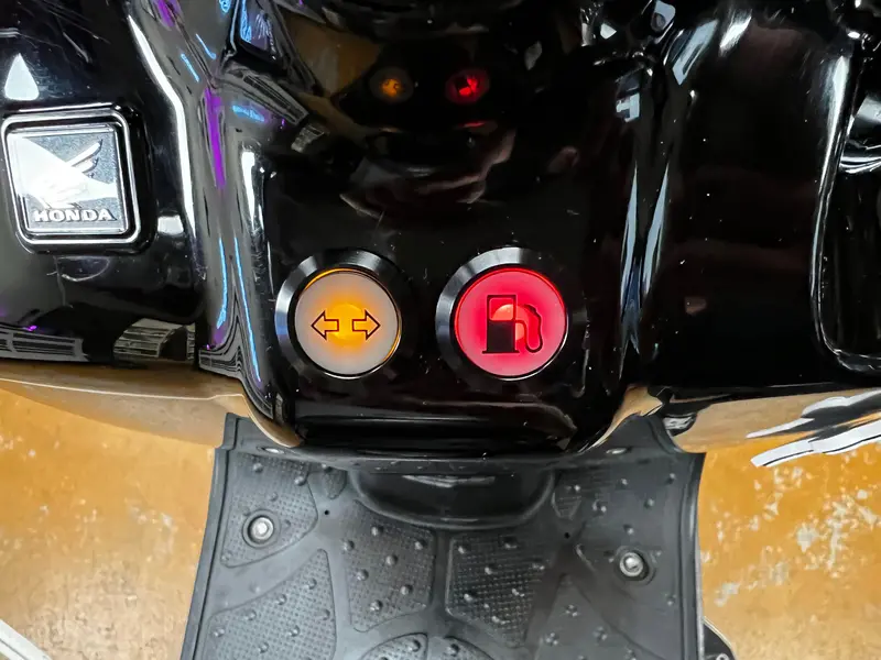Ruckus 007-Style Indicator Button Kit – Stealth Turn Signal Switches 1