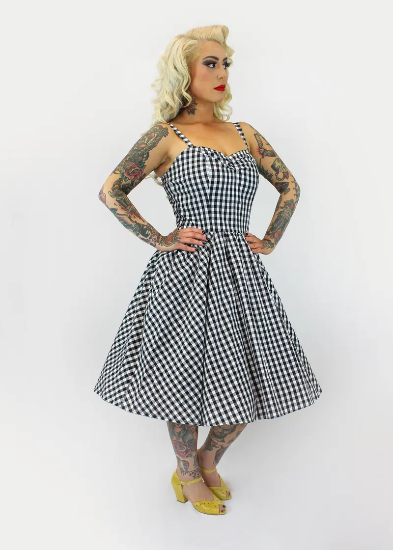 Springtime Black-And-White Gingham Dress – Lightweight Retro Style 1